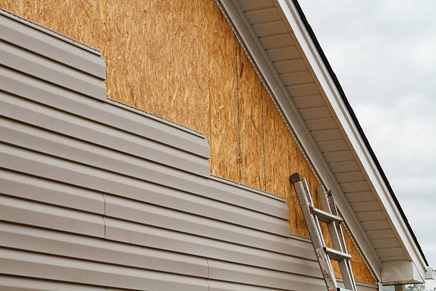 Professional Siding technician working in Lakewood, IL